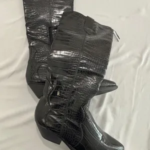 Black Croc Embossed‎ Tall Western Cowboy Boots Pointed Toe Block Heel Size 8 thumbnail 3