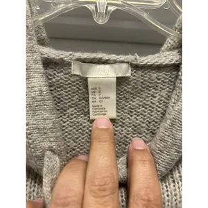 H&M Womens Small Hoodie Sweater Gray Crop Side Split Pullover Knit Acrylic Blend thumbnail 2