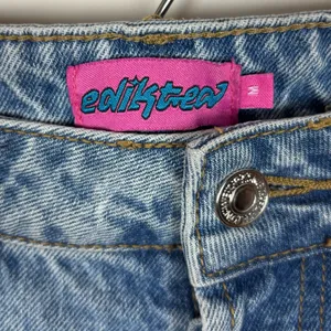 edikted pocketless mom jeans Distressed Button Fly Size Medium thumbnail 8