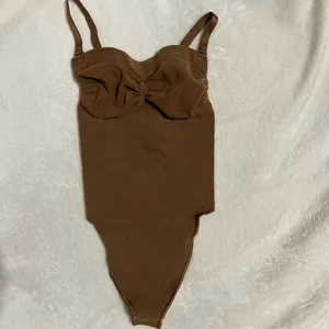 SKIMS Strapless Sculpting Bodysuit M thumbnail 3