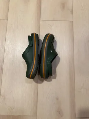 Crocs Dark Green Classic Clogs Women's Size 10/Men's Size 8 thumbnail 4