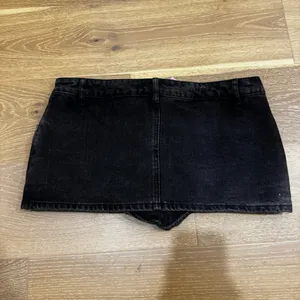 Edikted Mini Skort- Black Denim thumbnail 6