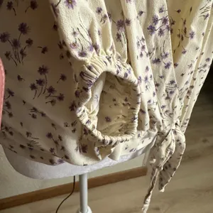 American Eagle Wrap Top Womens XL Cream Purple Floral Long Sleeve Viscose Blouse thumbnail 9