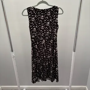 Jessica Howard Brown and White Polka Dot Sleeveless Ruched Midi Dress thumbnail 5