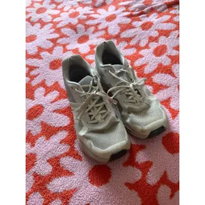 On cloud women’s shoes thumbnail 2