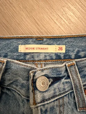 Levi's Premium Wedgie Straight Distressed Jeans Size 26 thumbnail 4