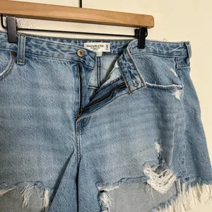 ABERCROMBIE- The Baggy Shorts Curve Love Low Rise Distressed Size 34/18 thumbnail 5
