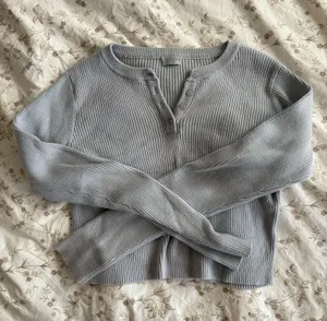 Brandy Melville Cropped ribbed baby blue sweater thumbnail 1