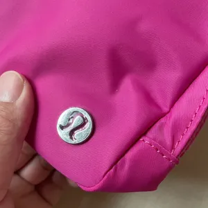 Lululemon everywhere belt bag 1L sonic pink thumbnail 2