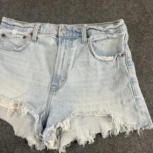 Abercrombie & Fitch The Mom Short Light Wash High Rise Distressed Denim 28 6‎ thumbnail 7