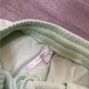 •FABLETICS• LIME GREEN JOGGER SWEATPANTS thumbnail 4