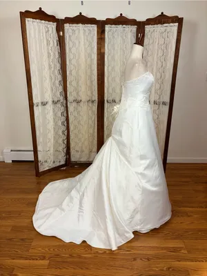 Gorgeous Vintage Y2K Paloma Blanca Strapless Satin Wedding Gown thumbnail 4