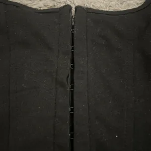 Black cropped corset top Loose threading at the bottom but no noticeable flaws Very soft fabric Shein size Small thumbnail 3
