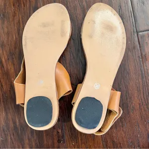 Women’s tan sandals Size 7.5 thumbnail 2