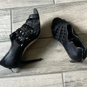 Manolo Blahnik Black Heels Sophisticated Style thumbnail 2
