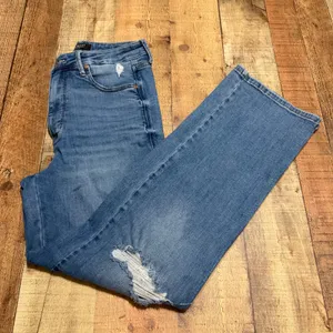 Judy Blue Wmns Medium Wash Stretch Denim Straight Leg Jeans Sz 11/30 Distressed thumbnail 1