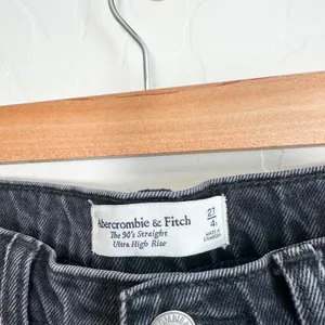 Abercrombie & Fitch | 90s Straight Ultra High Rise Distressed‎ Black Jeans Sz 27 thumbnail 5