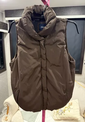 GAP Chocolate Brown Puffer Vest small thumbnail 1