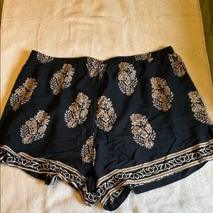 SHEIN Black and Cream Floral Top and Shorts Set thumbnail 2