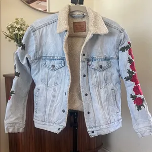 Levi’s Sherpa Lined Floral Embroidered Trucker Jacket Size S Light Wash thumbnail 2