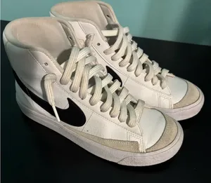 Nike sneakers size 4.5 thumbnail 1