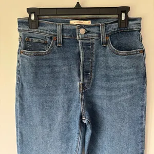 Levi’s Wedgie Straight Jeans Medium Wash Denim High Waist Raw Hem thumbnail 4