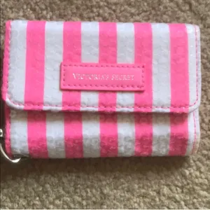 Victoria's Secret NWOT wallet ❤️😘😍 thumbnail 2