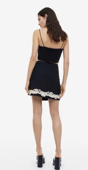 NWT H&M Appliquéd A-Line Skirt in Black | Size 4 thumbnail 6