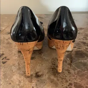 Guess Black patent leather peek a boo cork front bow pumps 7.5 Size thumbnail 4