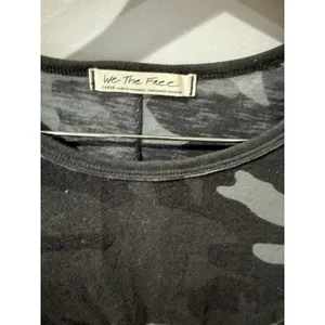 Free People "Clare" Lightweight Camo Tee‎ Sz L thumbnail 3