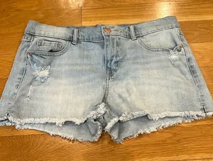 Old navy women’s distressed boyfriends Jean short size 8. thumbnail 1