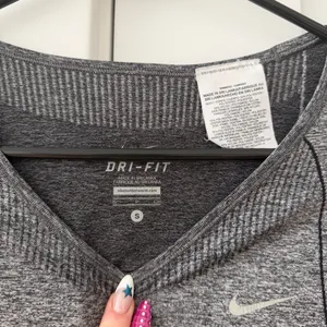 Nike Women's Charcoal Grey Long Sleeve Seamless Running Shirt thumbnail 3
