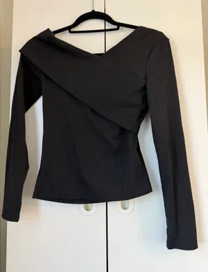 Black long sleeve top Size M thumbnail 1