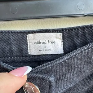 Aritzia Wilfred Size 0 / XS The Melina Jeans Straight Solid Wash Black Gray thumbnail 4