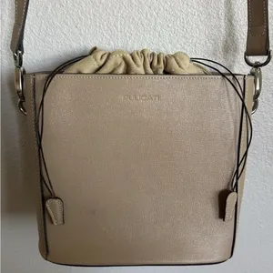 Pulicati‎ Italian Genuine Leather Bucket Style Crossbody PurseDrawstring Closure thumbnail 3