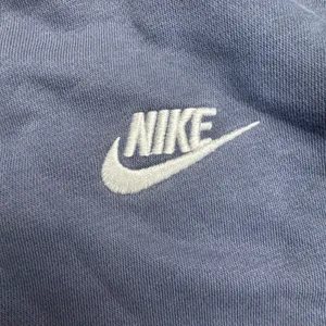 Nike Sportswear Crewneck Sweatshirt Blue Gray‎ Embroidered Logo Large FLAW thumbnail 2