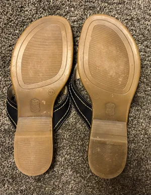 Croft & Barrow Women’s 6.5 tan and black thong sandals thumbnail 2