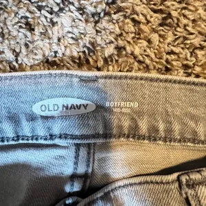 Old Navy Boyfriend Mid-Rise Distressed Gray Straight Leg Jean 12‎ Distressed thumbnail 2
