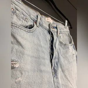 PACSUN Dad Jean Light Wash Denim Distressed Button Fly Women’s 26x29 EUC thumbnail 2