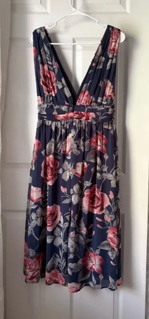Lulus Queen of Hearts Floral V-Neck Sleeveless Midi Dress flowy side slit size M thumbnail 1