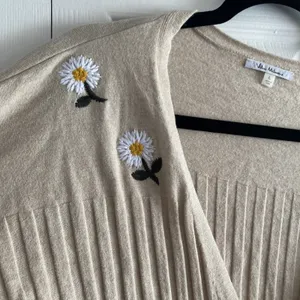 Vila Milano Womens Large‎ Tan Ribbed Knit Cardigan Daisy Embroidery Clean Girl thumbnail 3