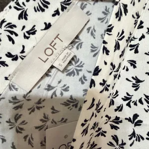 LOFT Womens Small White Black Floral Ruffle Cap Sleeve V-Neck Peplum Blouse Top thumbnail 5