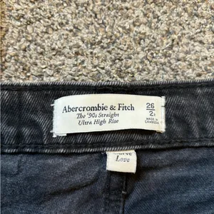 Abercrombie Curve Love Ultra High Rise 90s Straight Jean thumbnail 2