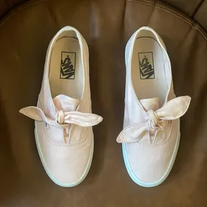VANS Chalk Pink Knotted Sneakers $90 EUC Wmn 8; Men 6.5 thumbnail 4