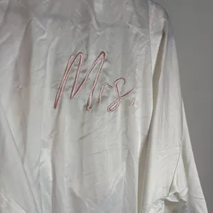 NWT Lilac & London white bridal Mrs. Cloud Dancer robe camisole set thumbnail 3