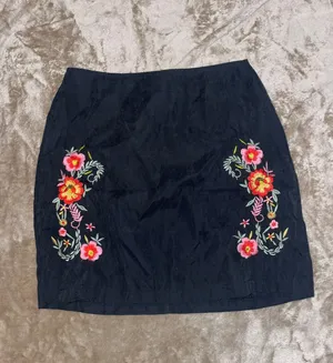 Mini Skirt With Flowers On It Black Size M thumbnail 1