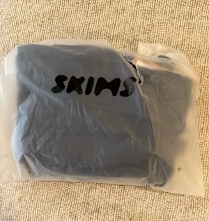 SKIMS fits everybody long skirt, tag is off thumbnail 4