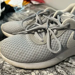 Nike Women's Gray Sneakers thumbnail 2
