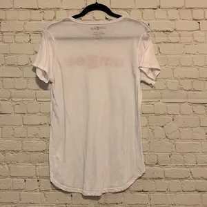 🇺🇸 NWOT Umgee White‎ Short Sleeve Logo Tee Shirt thumbnail 4