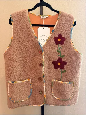 Easel Floret Embroidered Sweater Vest in Latte Size S thumbnail 2